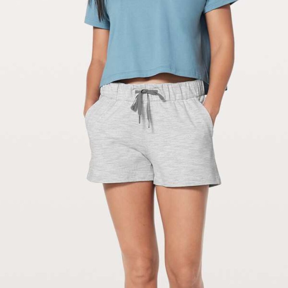 Lululemon On The Fly Short 2.5" in Wee Are From Space Nimbus Battleship – Size 8